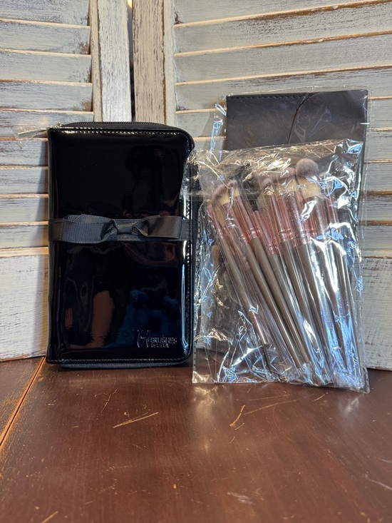 IT Brushes ULTA Zip Case and 15pc Brush Set Bundle New - Picture 2 of 9